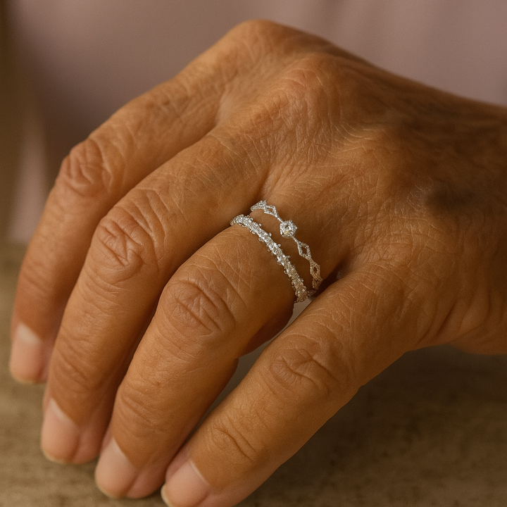 Adjustable Elegant Zirconia Ring made of Silver